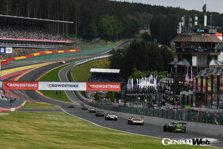 スパ・フランコルシャン名物のオールージュを駆け上がるGT3マシン。