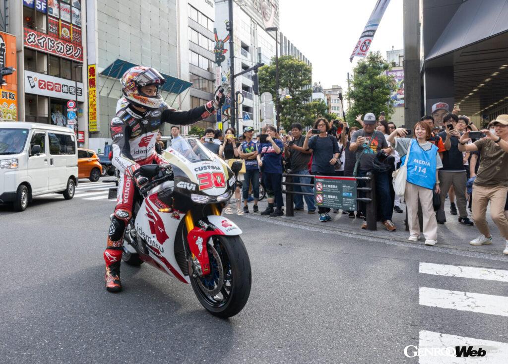 「現役MotoGPライダー中上貴晶選手が「ホンダ RC213V-S」で秋葉原に降臨する非日常な光景」の2枚目の画像