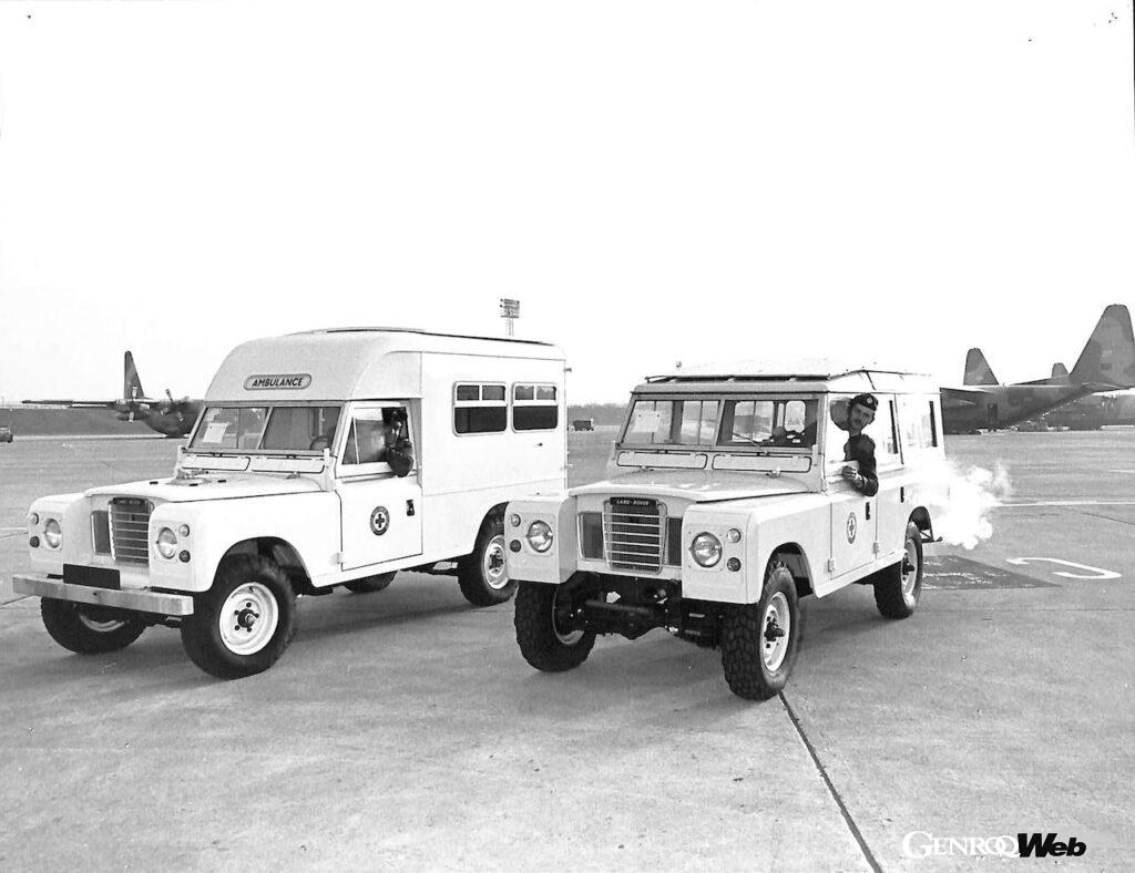 1954年にドバイへと派遣された初代ランドローバーを皮切りに、多くの車両が世界中の生活困難者への支援を続けてきた。