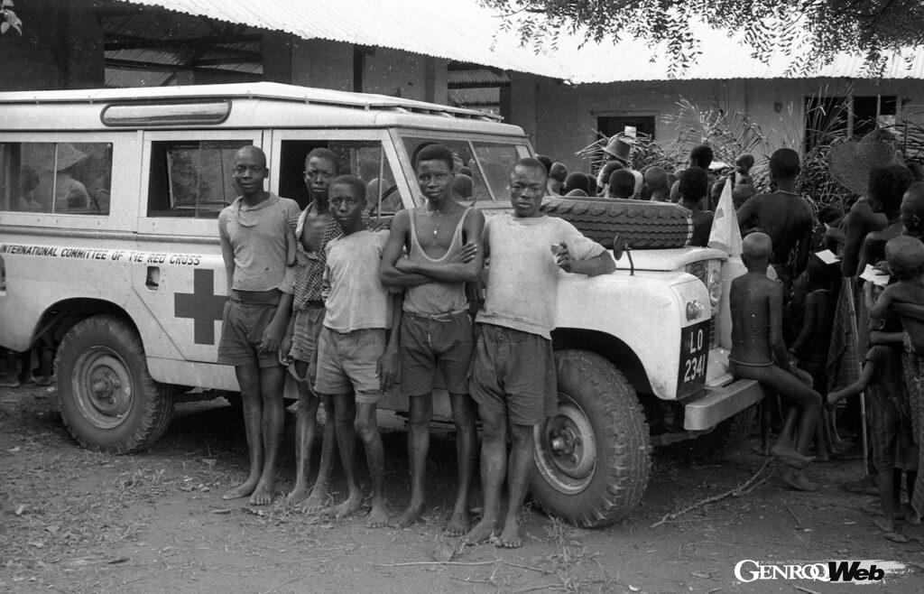 「赤十字社サポート車として活躍するディフェンダー「1954年に移動式診療車のドバイ派遣から70年」【動画】」の5枚目の画像