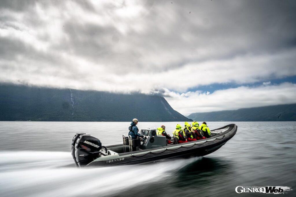 アングヴィークでは、最新パワートレインを搭載したパワーボートに乗り込み、湖でそのスピードをたっぷりと味わった。