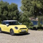 「「MINI クーパー E」でクラシックトリムを選んだらボディカラーはエーゲ海に映えるサニーサイド・イエロー」の1枚目の画像ギャラリーへのリンク