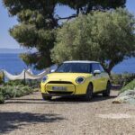 「「MINI クーパー E」でクラシックトリムを選んだらボディカラーはエーゲ海に映えるサニーサイド・イエロー」の5枚目の画像ギャラリーへのリンク