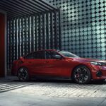 日本市場においても幅広いEVのラインナップを誇るBMW、写真の「i5」などのモデルに「V2L」と「V2H」の給電機能が搭載される。