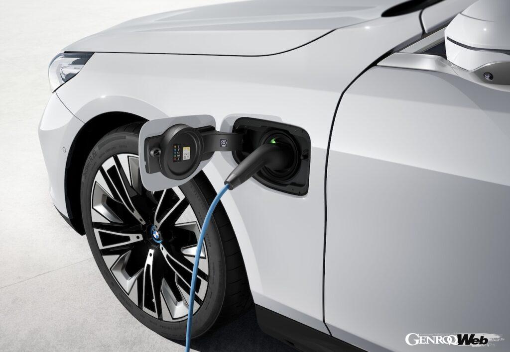 BMWが販売するEVには大容量のリチウムイオンバッテリーを搭載。「V2L」と「V2H」機能を導入することで、蓄えられた電気を様々な機器に活用できるようになる。