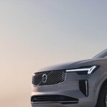 「ボルボの大型SUV新型「XC90」がデビュー「フル電動モデルのEX90風デザインに内外装アップデート」【動画】」の10枚目の画像ギャラリーへのリンク