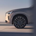 「ボルボの大型SUV新型「XC90」がデビュー「フル電動モデルのEX90風デザインに内外装アップデート」【動画】」の11枚目の画像ギャラリーへのリンク