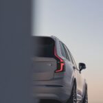 「ボルボの大型SUV新型「XC90」がデビュー「フル電動モデルのEX90風デザインに内外装アップデート」【動画】」の13枚目の画像ギャラリーへのリンク