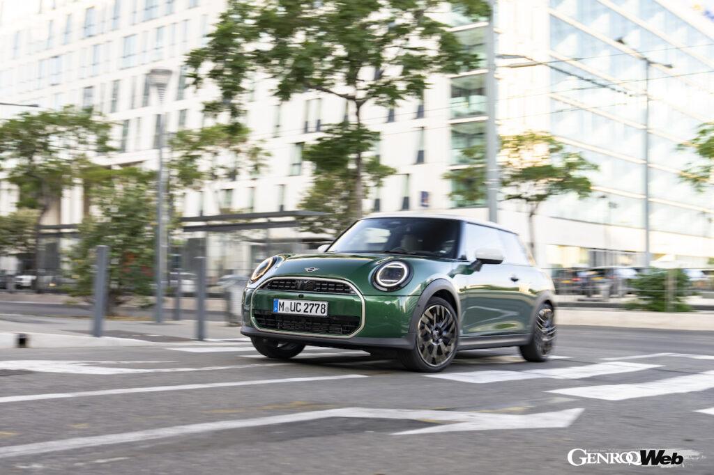 新型「MINI クーパー C」の走行シーン。