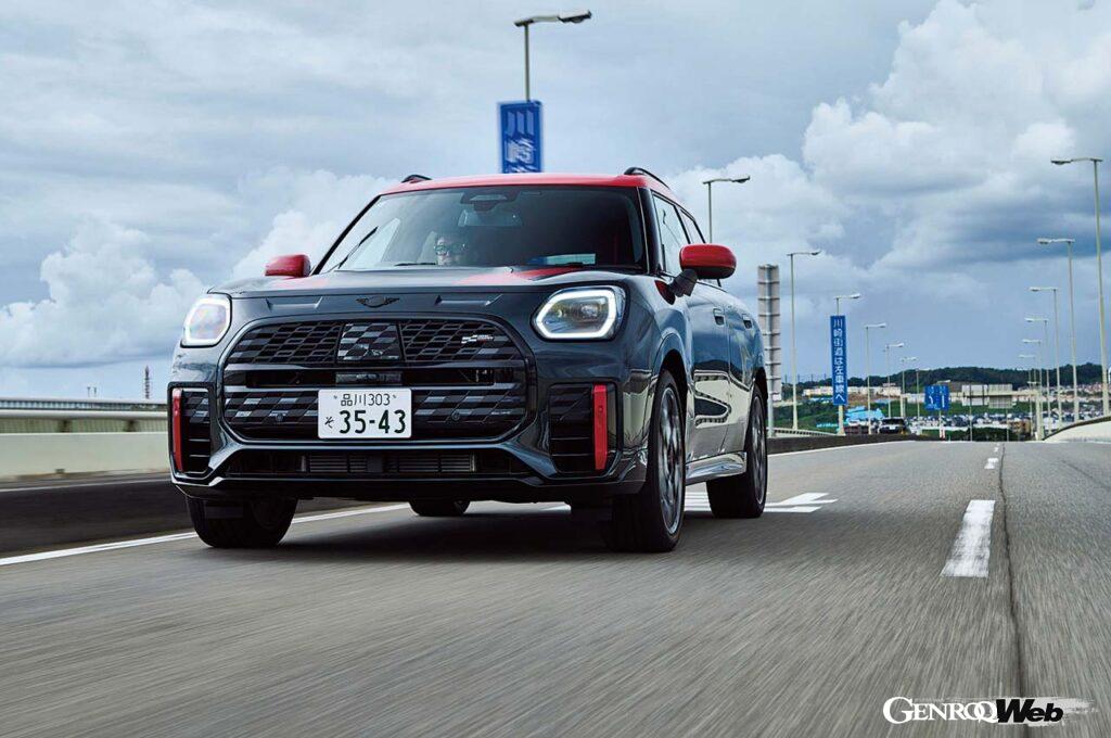 MINIカントリーマンのハイエンドグレードであるJCW。ハイパワーな2.0リッター直4ターボエンジンを搭載し、遠乗りも苦にならない。