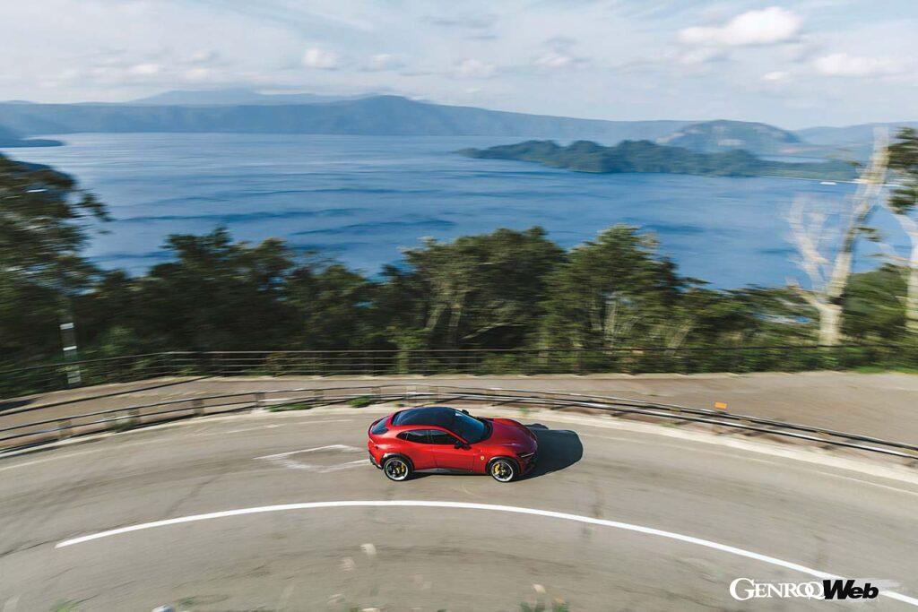 発荷峠展望所から十和田湖を望む。東北自動車道を十和田ICで下り、国道103号線を北へ延々森の中を進むと、突然視界が開け十和田湖が現れる。ここまで来ればゴールはもうすぐそこだ。