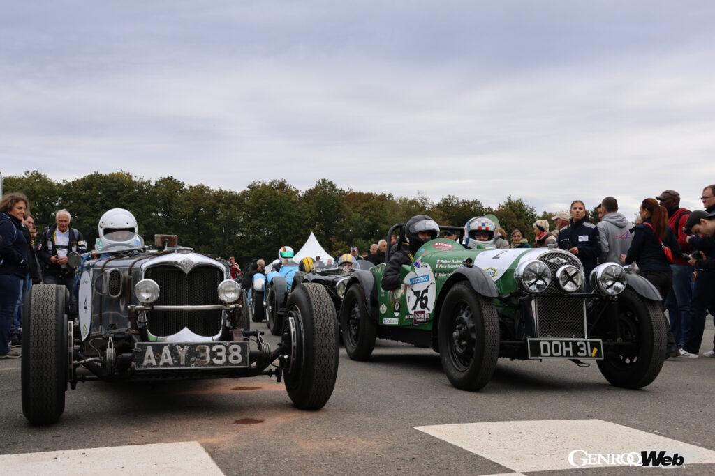 戦前車の部の参加車がピットレーン入りを待つ。左は1937年ライレー・スプライト、右は1938年モーガン4/4。