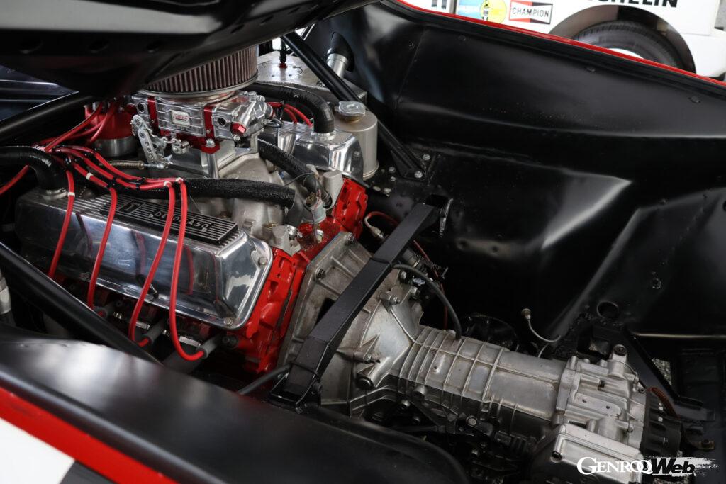 後方のエンジンルームには、フォードV8 OHV“ボス”351ユニットとZF製5段ギアボックスが縦置き搭載されている。