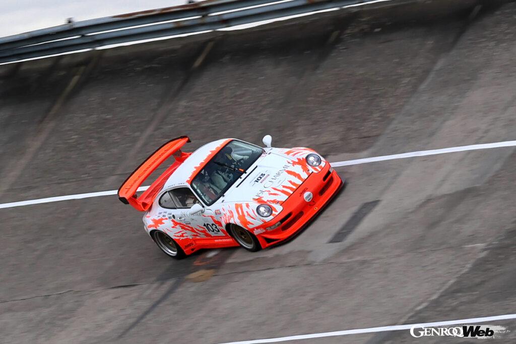 フランスの高級ランジェリーブランド、リズ・シャルメルのロゴをまとった1991年ポルシェ911GT2R（993）。