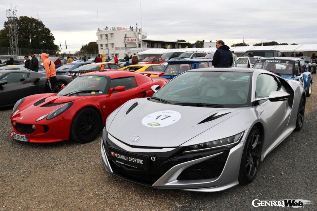 スーパーカーの部唯一の日本ブランドは、2016年ホンダNSX（右）。フランスのYouTube自動車専門チャンネル「メカニーク・スポルティーフ」が持ち込んだ。