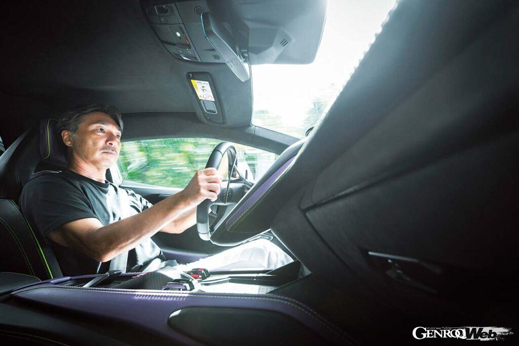 「ボクも靴のせいでペダルミスをしたことがあります。運転をするときの靴はとても重要なんです」と語る田中氏。足元がタイトなスポーツカーではなおさらだという。