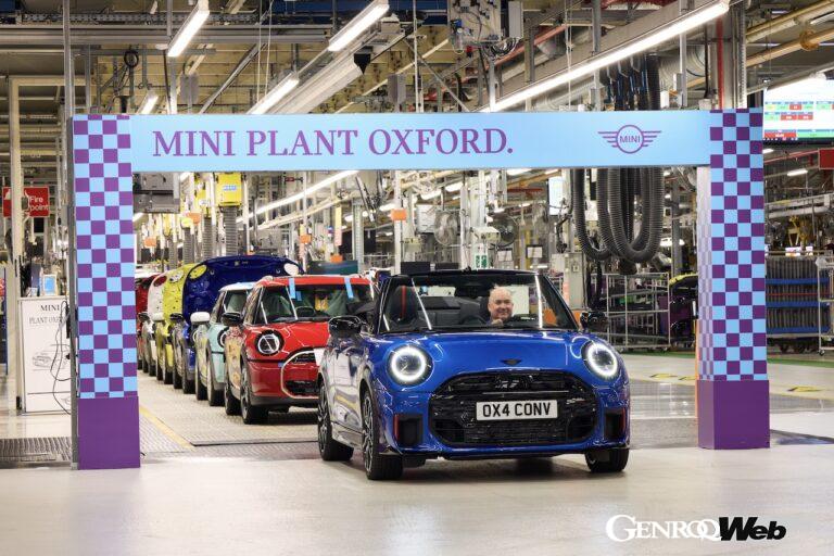 英国のオックスフォード工場において、新型「MINI クーパー コンバーチブル」の生産1号車がラインオフした。