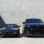 「2025 BMW XM Kith コンセプト」と、1981年型「BMW M1 E26」。