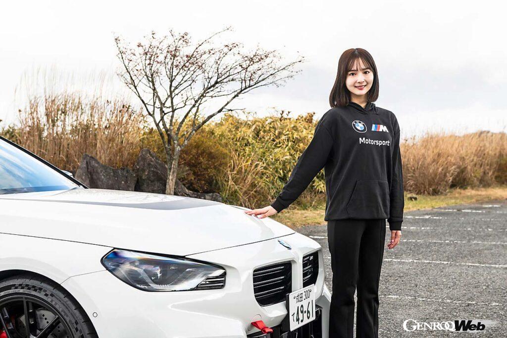 BMWライフスタイルを纏った中山さらさん。「Mパフォーマンスパーツには、純正部品だからこそ発揮できるパフォーマンスがあります。BMWはアフターサービスも充実してるので、ぜひ安心して乗っていただきたいです」