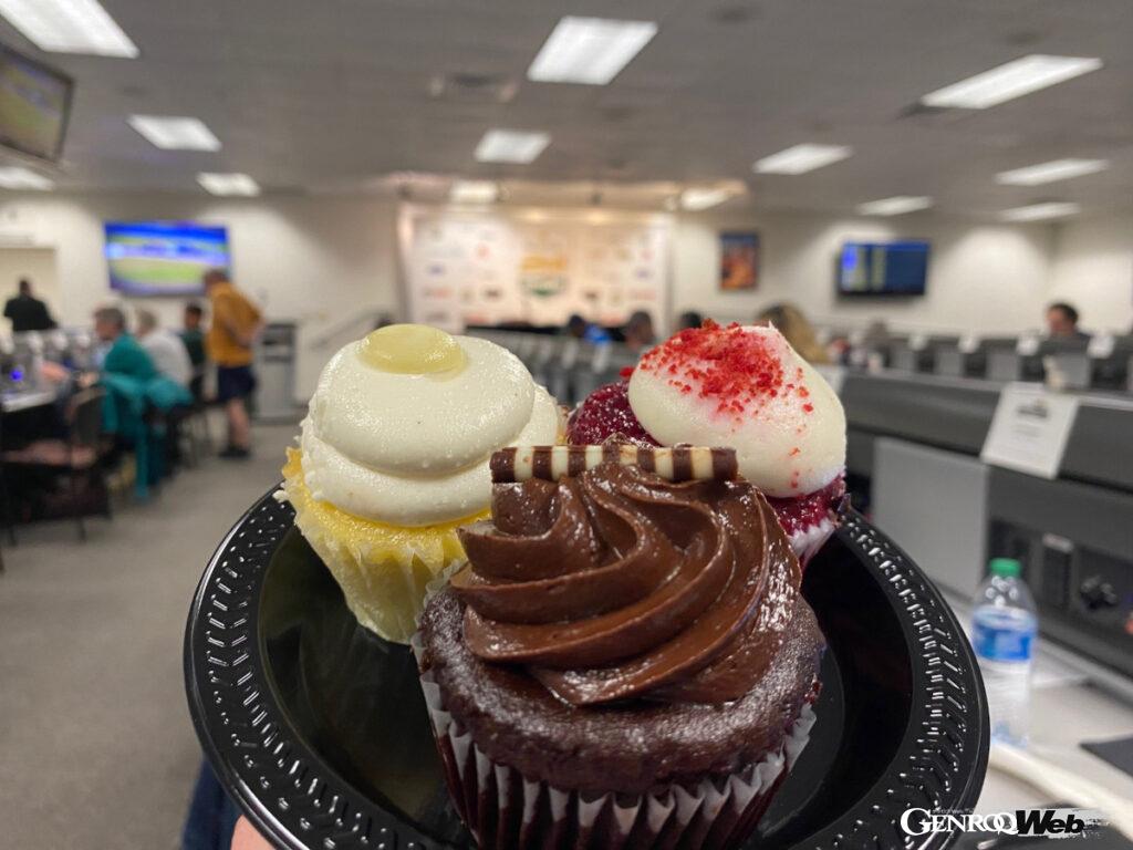 デイトナのメディアセンターにはいかにもアメリカンな甘いカップケーキもおやつで頂きました　