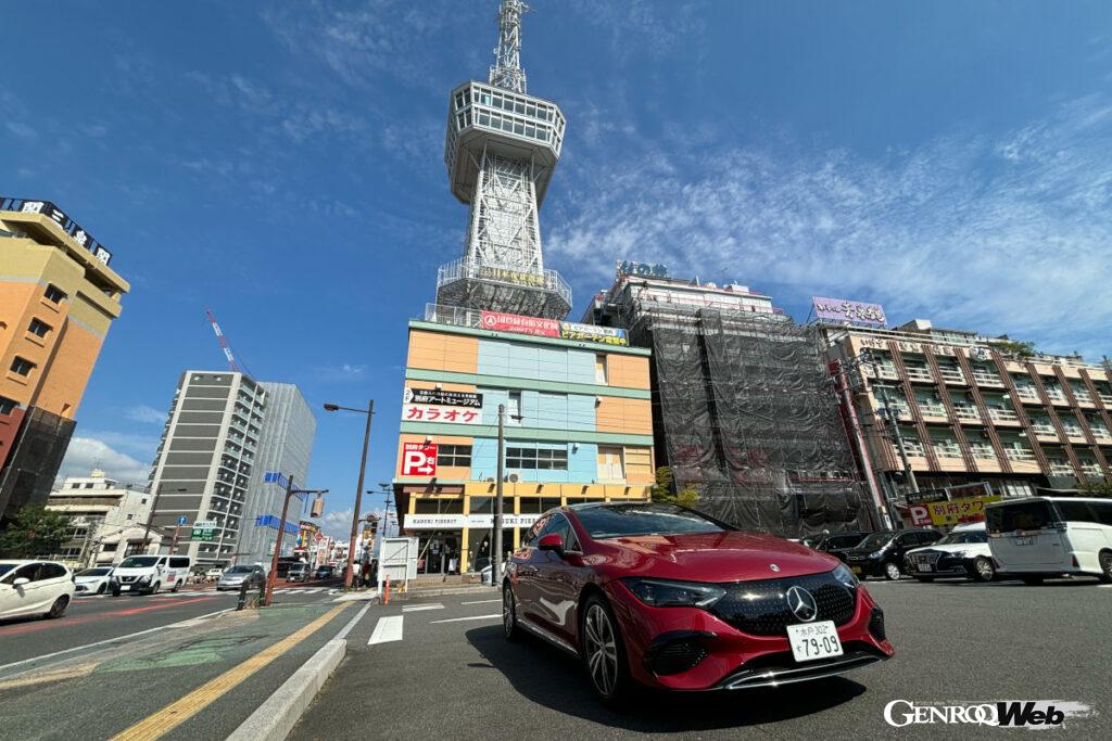 別府タワーとメルセデス・ベンツEQE。別府タワーの完成は1957年で、東京タワーより1年早いそうです。