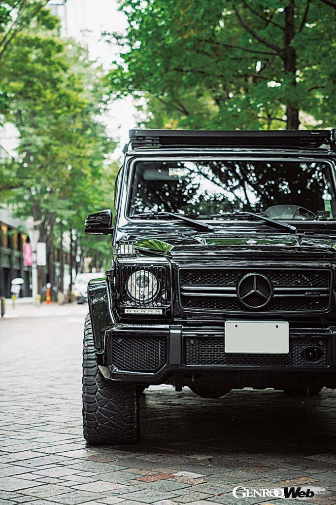 世界各国からアウトドアギアを選りすぐって日本導入するソリッドジャパンが、このAMG G 63を仕上げた。ヘッドライト＆ブリンカーガード、サイドラダー＆ステップは彼らのオリジナルパーツである。