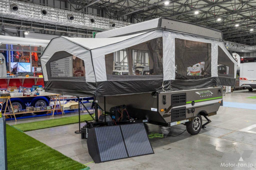 「【このキャンピングカーが欲しい！】牽引時はコンパクト、宿泊時はテントのような空間が広がるキャンピングトレーラー｜フォレストリバー ロックウッド フリーダム」の1枚目の画像