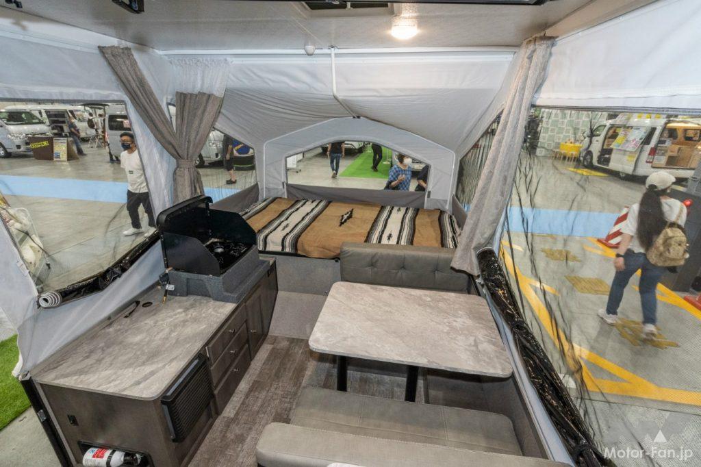 「【このキャンピングカーが欲しい！】牽引時はコンパクト、宿泊時はテントのような空間が広がるキャンピングトレーラー｜フォレストリバー ロックウッド フリーダム」の6枚目の画像