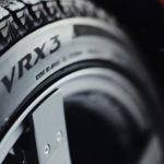 「ブリヂストンの新スタッドレスタイヤ「ブリザックVRX3」のTVCMが9月から放映開始！ 従来品比120%達成の氷上ブレーキ性能を表現」の2枚目の画像ギャラリーへのリンク