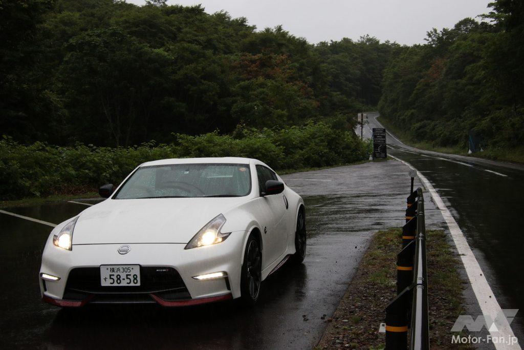 豪雨の磐梯山ゴールドライン。荒れた路面では直進を保つのも困難