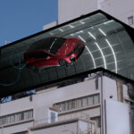 「BMWの新型EV「iX」の屋外広告はなんと3D！ クルマの屋外広告としては日本初。10月11日から東京・表参道交差点に登場」の2枚目の画像ギャラリーへのリンク