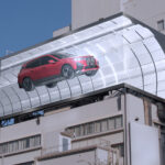 「BMWの新型EV「iX」の屋外広告はなんと3D！ クルマの屋外広告としては日本初。10月11日から東京・表参道交差点に登場」の3枚目の画像ギャラリーへのリンク