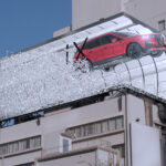 「BMWの新型EV「iX」の屋外広告はなんと3D！ クルマの屋外広告としては日本初。10月11日から東京・表参道交差点に登場」の1枚目の画像ギャラリーへのリンク