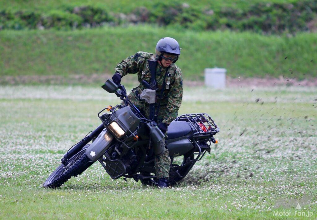 「陸上自衛隊：偵察や伝令、連絡……多目的に活躍する「オートバイ」はカワサキ・KLX250」の1枚目の画像
