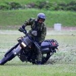 「陸上自衛隊：偵察や伝令、連絡……多目的に活躍する「オートバイ」はカワサキ・KLX250」の1枚目の画像ギャラリーへのリンク