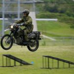 「陸上自衛隊：偵察や伝令、連絡……多目的に活躍する「オートバイ」はカワサキ・KLX250」の2枚目の画像ギャラリーへのリンク