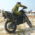 「陸上自衛隊：偵察や伝令、連絡……多目的に活躍する「オートバイ」はカワサキ・KLX250」の5枚目の画像ギャラリーへのリンク