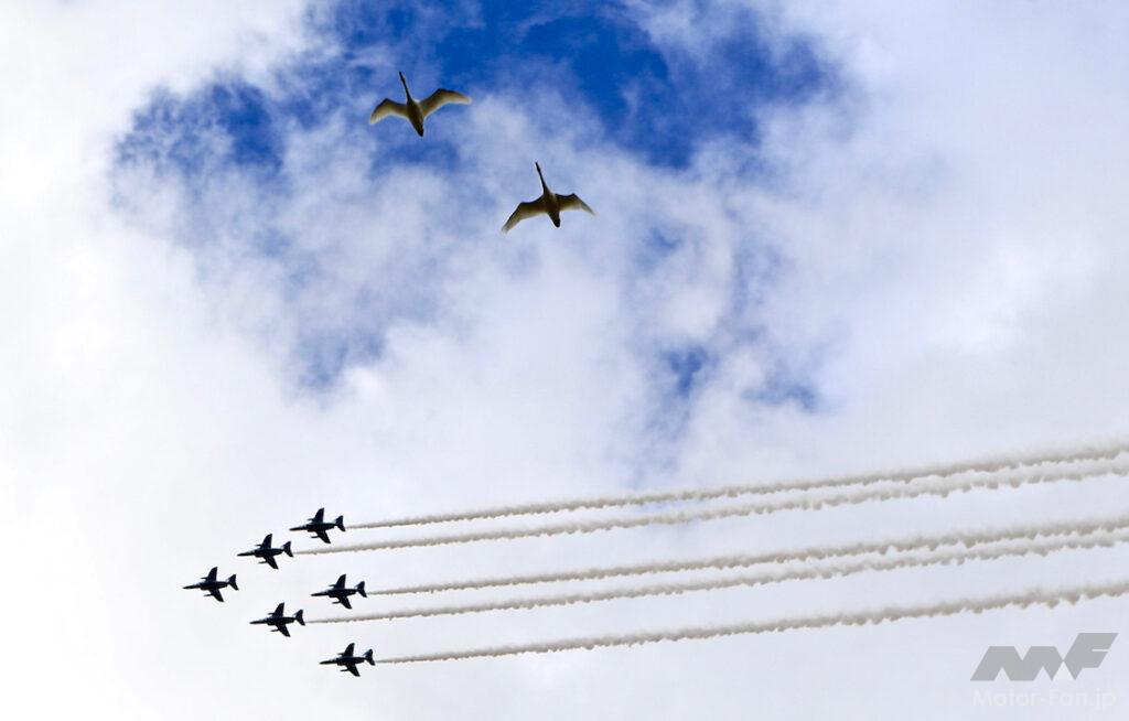 「航空自衛隊：ブルーインパルス、山形・庄内空港開港記念と医療従事者への表敬で山形県上空を飛ぶ」の1枚目の画像