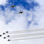 「航空自衛隊：ブルーインパルス、山形・庄内空港開港記念と医療従事者への表敬で山形県上空を飛ぶ」の1枚目の画像ギャラリーへのリンク
