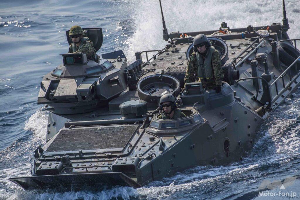 「水上と陸上を走れる装甲車、AAV7のすごい実力：地上72km/h、水上で13km/hで走れる！」の1枚目の画像