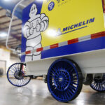 ミシュランがCES 2022でE-カーゴ・トライク用エアレスタイヤのプロトタイプを発表。ラストマイル配送を効率化 - 0124_Michelin-AirlessTyre_02