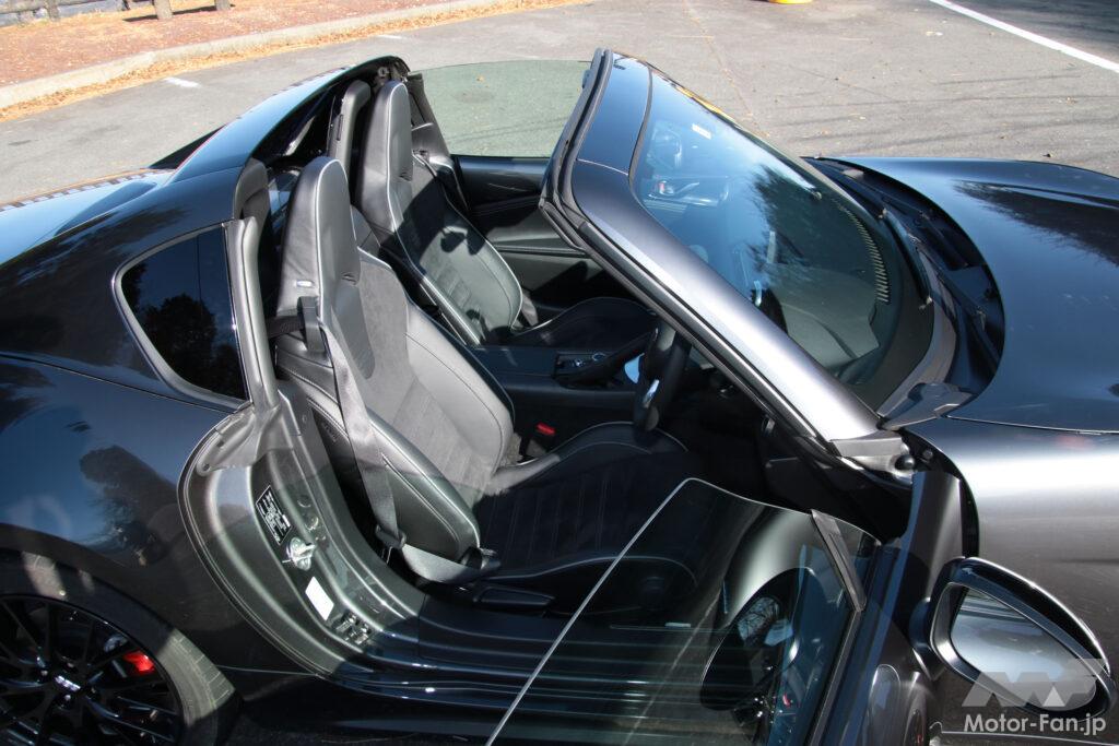アルカンターラ／ナッパレザー表皮のレカロ製セミバケットシートを標準装備したRF RSの室内