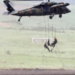 「陸上自衛隊：多用途ヘリコプター「UH-60JA」、海自や空自でも救難機として運用中の高性能機体」の8枚目の画像ギャラリーへのリンク
