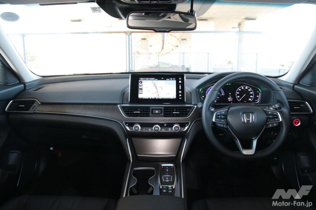 シンプルなデザインで視認性に優れ、スイッチ類を直感的に操作しやすい運転席まわり