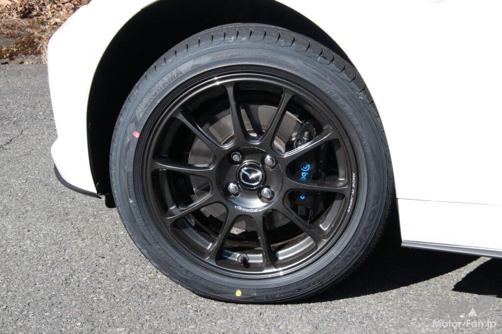 黒地に青文字のブレンボ製フロントブレーキキャリパーは990S専用品。タイヤは195/50R16 84Vのヨコハマ・アドバンスポーツV105 OE