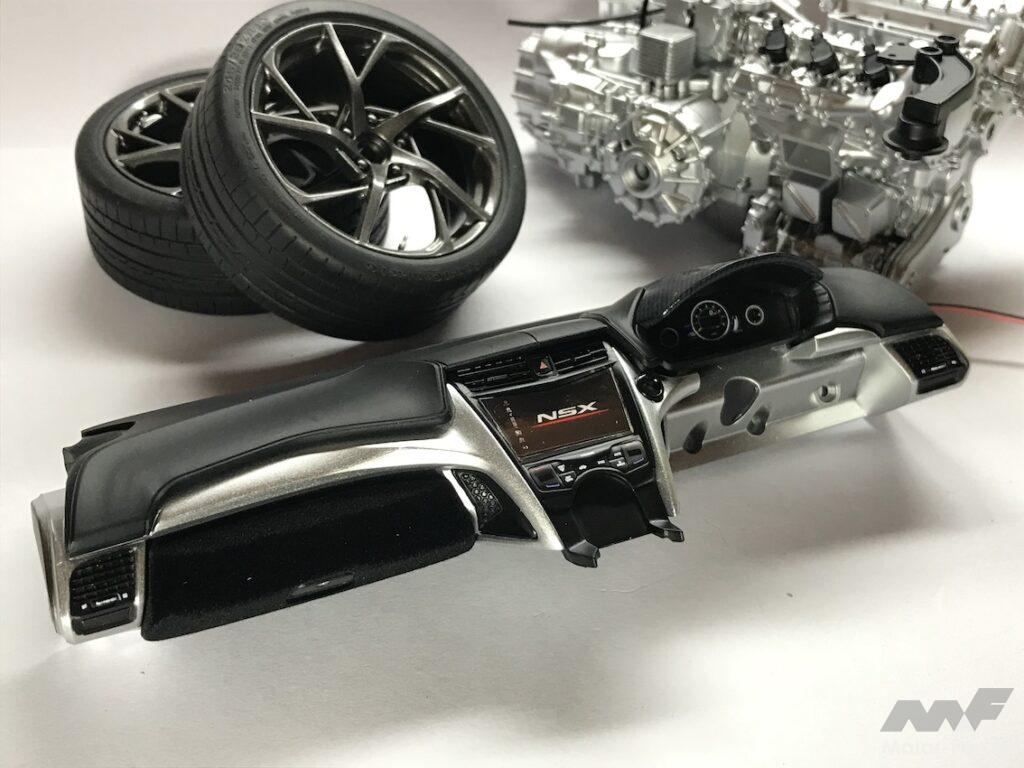 「NSXのグローブボックスはアルカンターラ仕上げ。再現したい、の心意気がスゴイ！【DeAGOSTINI 週刊 Honda NSX 組み立て記録】」の1枚目の画像