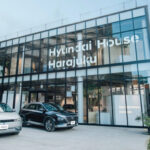 「「Hyundai House Harajuku」2 ⽉19 ⽇より期間限定オープン！HyundaiのZEVから⽣まれる新たなライフスタイル“LIFE MOVES.”を提案」の1枚目の画像ギャラリーへのリンク
