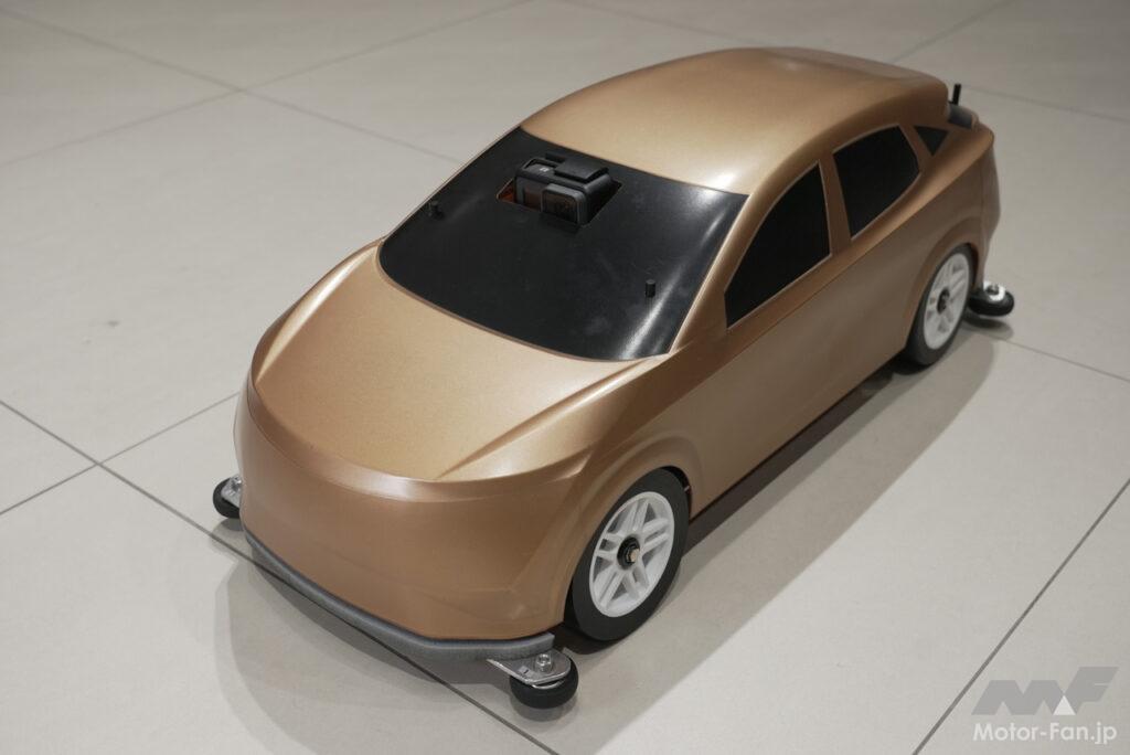 「日産自動車が「e-4ORCEラジコンカー」を開発！ 新型EV「アリア」に採用されている電動駆動4輪制御技術をラジコンカーで再現」の1枚目の画像