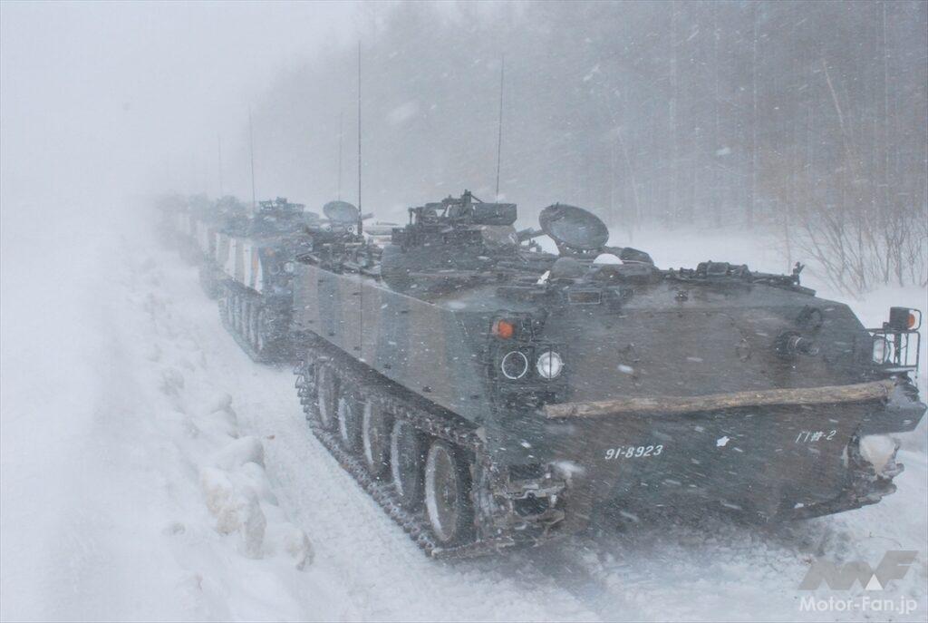 「陸上自衛隊：現役活動中の「73式装甲車」 古いが重宝されている装軌式・装甲人員輸送車」の4枚目の画像