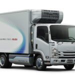 「「ジャパントラックショー2022」に、いすゞが「エルフEVモニター車」を出展。」の1枚目の画像ギャラリーへのリンク